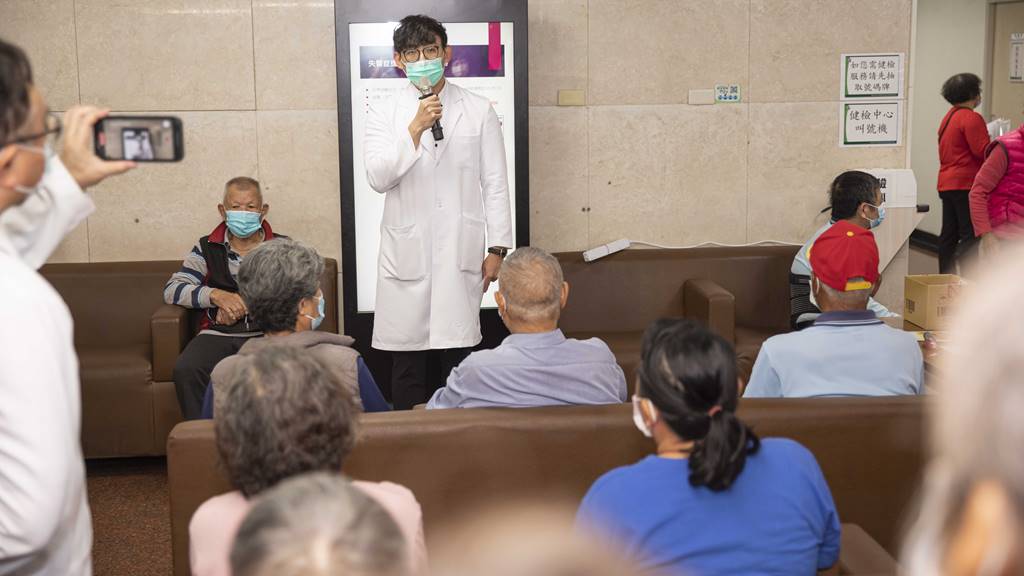 ▲涂政宏醫師針對失智症吞嚥退化怎麼辦簡短健康宣講。（記者林郁芯翻攝）